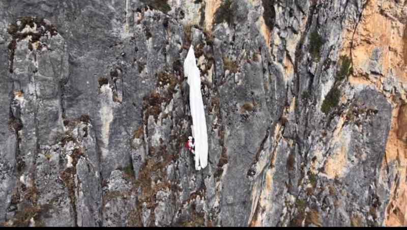  云南昆明翼装飞行惊魂；女子悬崖被困五小时，舅舅紧张犯病，救援队奋力营救。 新闻 云南昆明翼装飞行惊魂；女子悬崖被困五小时，舅舅紧张犯病，救援队奋力营救。 新闻 云南昆明翼装飞行惊魂；女子悬崖被困五小时，舅舅紧张犯病，救援队奋力营救。 新闻 云南昆明翼装飞行惊魂；女子悬崖被困五小时，舅舅紧张犯病，救援队奋力营救。 新闻