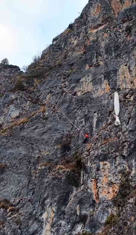  云南昆明翼装飞行惊魂；女子悬崖被困五小时，舅舅紧张犯病，救援队奋力营救。 新闻 云南昆明翼装飞行惊魂；女子悬崖被困五小时，舅舅紧张犯病，救援队奋力营救。 新闻 云南昆明翼装飞行惊魂；女子悬崖被困五小时，舅舅紧张犯病，救援队奋力营救。 新闻 云南昆明翼装飞行惊魂；女子悬崖被困五小时，舅舅紧张犯病，救援队奋力营救。 新闻